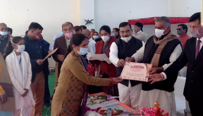 कानपुर देहात में बंटी खुशियां, नियुक्ति पत्र पाकर खिले शिक्षकों के चेहरे