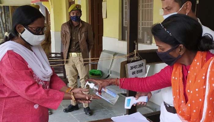 गोरखपुर: MLC चुनाव के लिए वोटिंग जारी, 16 प्रत्याशियों के किस्मत का होगा फैसला