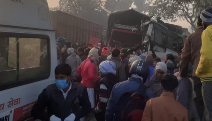 दर्दनाक से हादसे कांपा मुरादाबाद: बस-ट्रक में भीषण टक्कर, लाशों की गिनती जारी