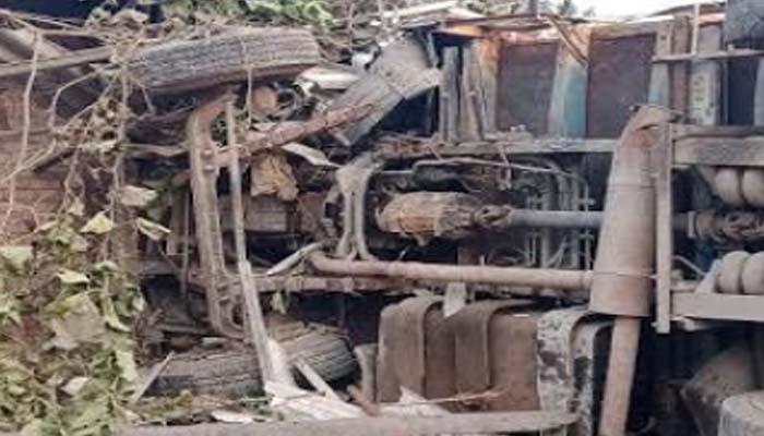 बलिया में भीषण हादसा, ट्रक ने ट्रैक्टर ट्राली को मारी टक्कर, मां-बेटे की मौत