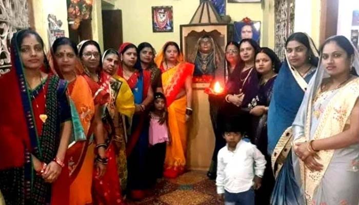 11 बहुओं ने बनवाया सास का मंदिर, सोने के गहनों से किया श्रृंगार, रोज करती हैं पूजा