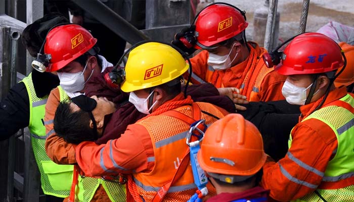 चीन में 14 दिनों से 2000 फीट नीचे जमीन में फंसे थे 11 लोग, जानिए आगे क्या हुआ