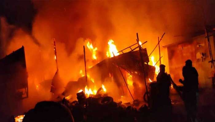 दिल्ली में आग से दहशत: दो लोगों की मौत, Amazon स्‍टोर में भी उठीं भयानक लपटें