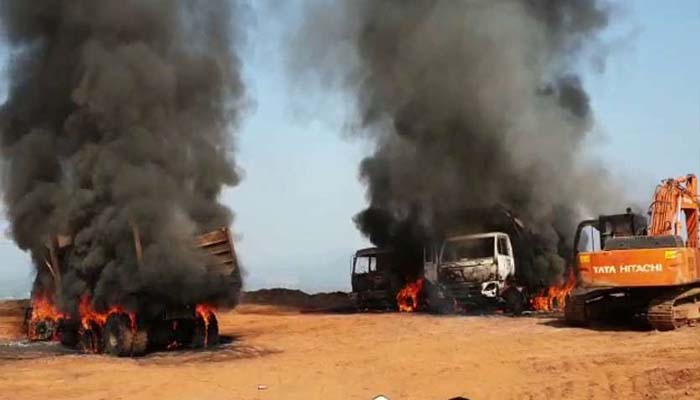 मध्य प्रदेश: नक्सलियों ने जमकर मचाया उत्पात, कई वाहनों में लगाई आग, अलर्ट जारी