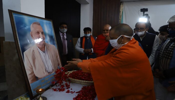 शामली पहुंचे CM योगी, कैबिनेट मंत्री सुरेश राणा के पिता को दी श्रद्धांजलि