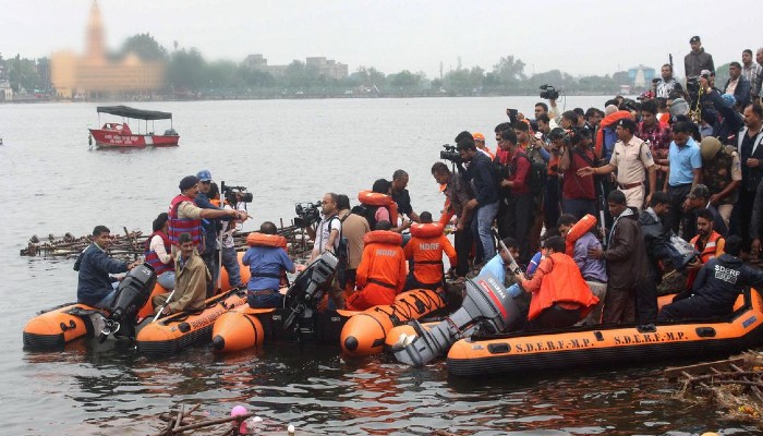 नदी पर मौत का डांस: पलट गई यात्रियों से भरी नाव, मौत से सहम गए सभी