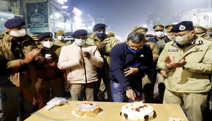 Welcome 2021 Lucknow: पुलिस कमिश्नर ने काटा केक, किया नये साल का स्वागत
