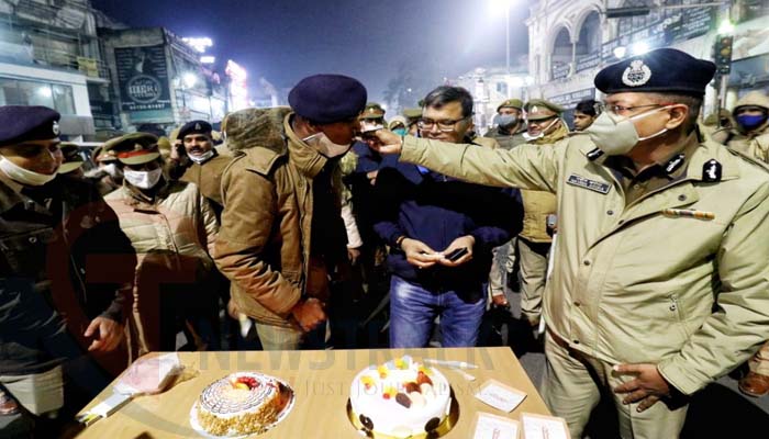 Welcome 2021 Police Commissioner cut cake-2