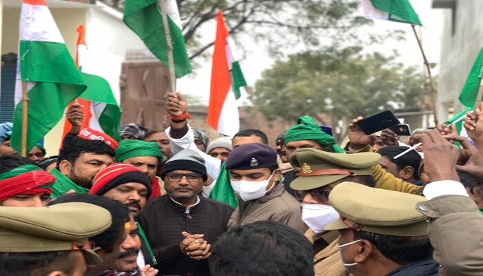 जौनपुर: किसानों के समर्थन में उतरे सपा पूर्व मंत्री, पुलिस ने किया गिरफ्तार