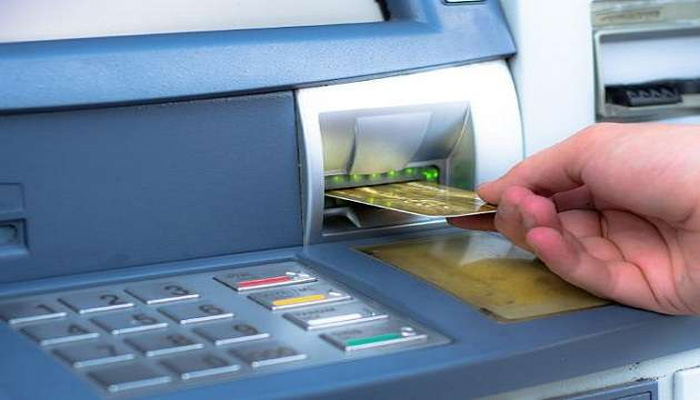 ATM बना कुबेर खजाना: नोटों की बारिश बटन दबाते ही, मच गई लूटम-लूट