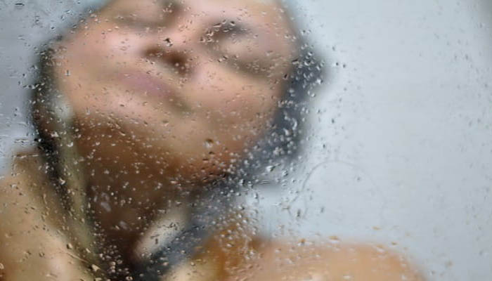 Health : ठंडे पानी से ही ठंड में करें स्नान, गर्म से करेंगे तो हो जाएंगे परेशान
