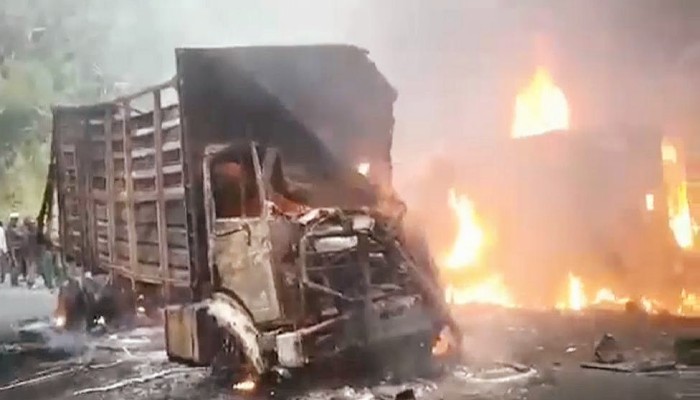 53 यात्रियों की मौत: भयानक हादसे से दहला देश, ट्रक-बस की जोरदार भिड़ंत