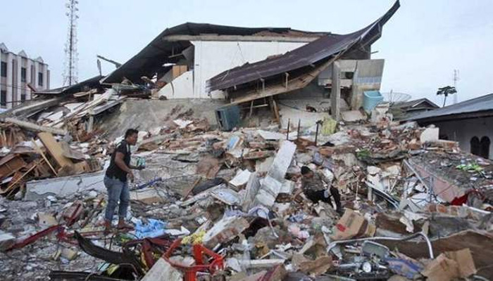 तबाही से कांपा इंडोनेशिया: विमान हादसा-भूकंप से मचा मातम, लोगों की बिछी लाशें