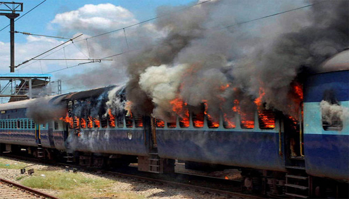 आग-धमाके से दहला देश: पटरी पर दौड़ी जलती ट्रेन, यहां फैक्ट्री में विस्फोट