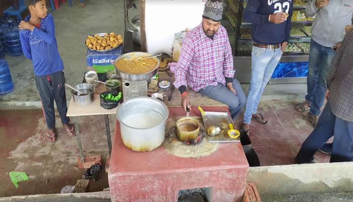 गाजीपुर: डिस्पोजल गिलास ने छिना कुम्हारों का रोजगार, चाय दुकानों से कुल्हड़ नदारद