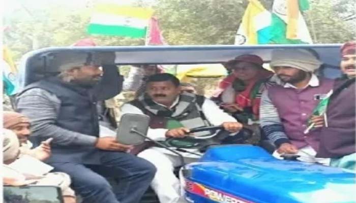 गाजीपुर: सपा कार्यकर्ताओं ने निकाली ट्रैक्टर रैली, कृषि कानून वापस लेने की मांग की