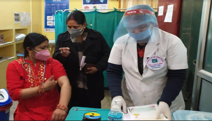 गोरखपुर: 41 बूथों पर वैक्सीनेशन, कतार में मेडिकल कॉलेज के प्रिंसिपल और CMO
