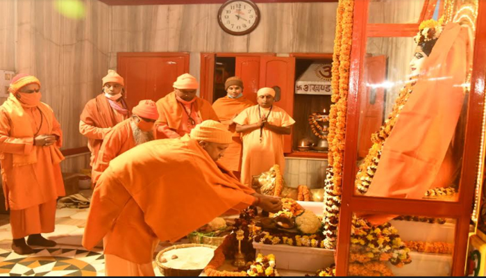 CM योगी की मकर संक्रांतिः गोरखनाथ मंदिर में चढ़ाई खिचड़ी, श्रद्धालुओं का लगा तांता