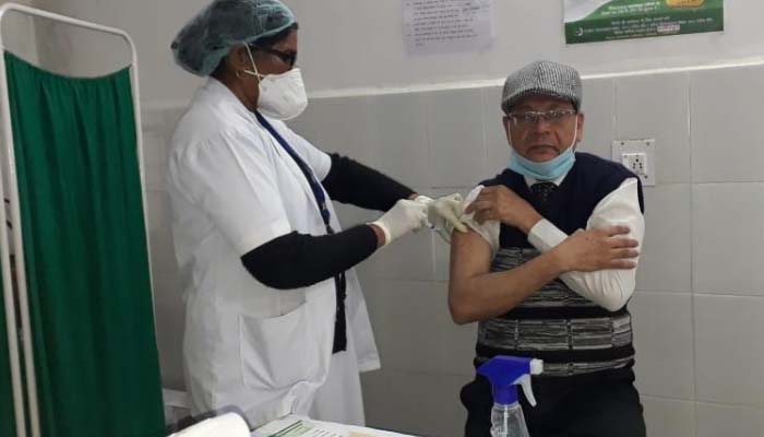 हमीरपुर: भारतीय वैज्ञानिकों पर गर्व, टीका लगवाकर बोले स्वास्थ्य कर्मी