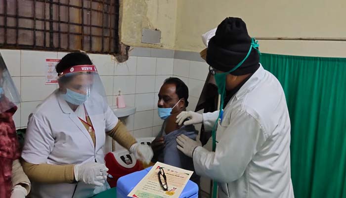 सबसे पहला वैक्सीनेशन इनको, जौनपुर में एक्सपर्ट की निगरानी में हुआ टीकाकरण