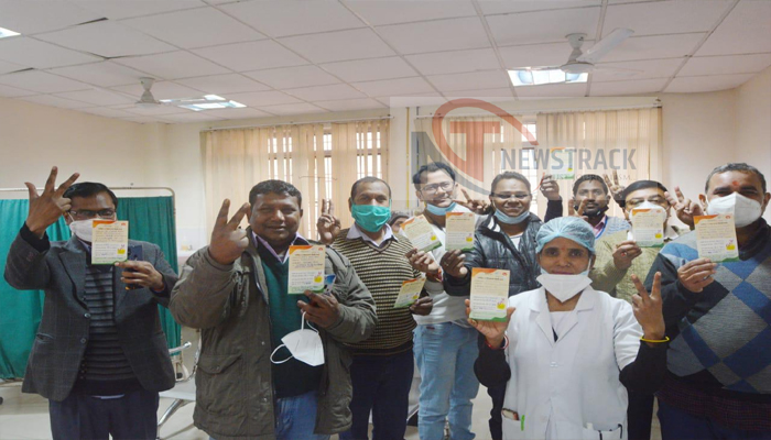 लखनऊ: बलरामपुर अस्पताल में कोरोना टीकाकरण करते स्वास्थ्य कर्मी