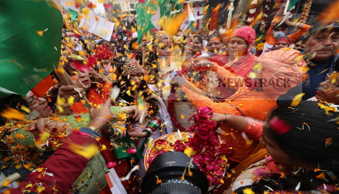 लखनऊ: गणतंत्र दिवस के अवसर पर मनकामेश्वर घाट से निकाली गई तिरंगा यात्रा, शमिल हुई महंत दिव्यागिरी