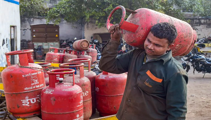 LPG Gas Cylinder Price: महंगाई का झटका, 50 रुपये महंगा हुआ गैस सिलिंडर