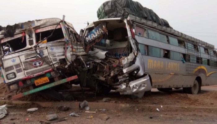 यात्रियों का बड़ा हादसा: ट्रक से जा भिड़ी बस, मौत के बाद मचा कोहराम