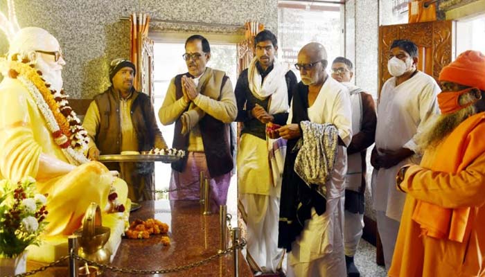 गोरखनाथ मंदिर पहुंचे मोरारी बापू, पूजा-अर्चना के बाद गीता वाटिका का किया दर्शन
