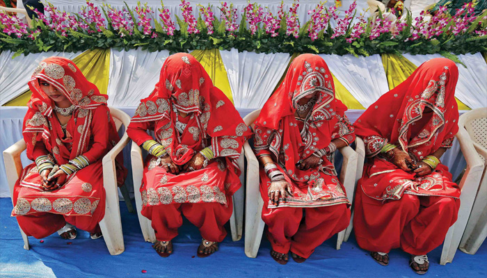 पत्नियों पर लगी रोक: मुल्ला ने जारी किए आदेश, जबकि खुद की है दो बेगम