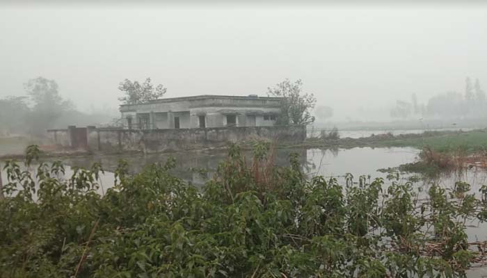 फसलें हुईं बर्बाद: रायबरेली सिंचाई विभाग की लापरवाही, पानी मे डूबे खेत