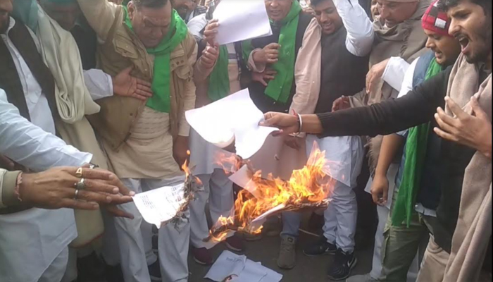 Shamli: भाकियू का अनोखा विरोध प्रदर्शन, जला दी कृषि कानूनों की प्रतियां