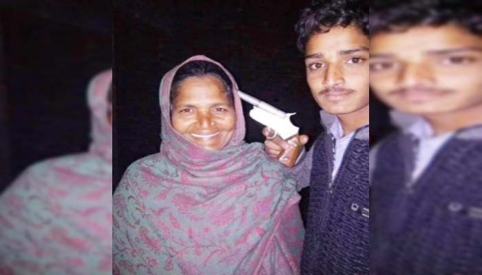 मां पर ताना तमंचा: कनपटी पर लगाकर कर खड़ा बेटा, शामली पुलिस ने खोज निकाला