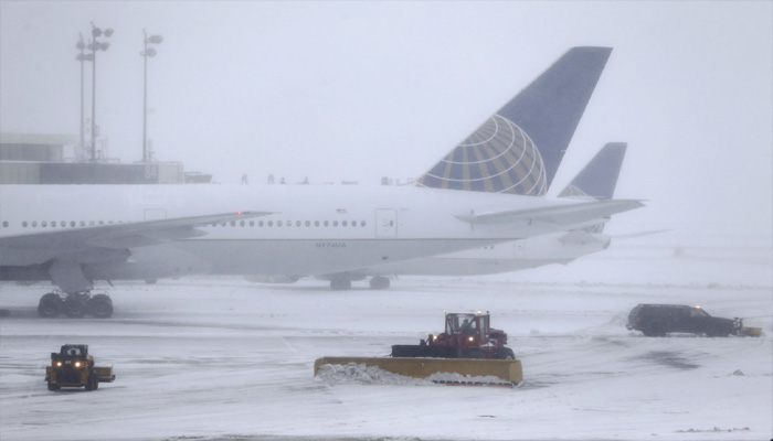 भयानक प्लेन हादसा: बर्फ-विमान की भीषण टक्कर, खतरे में सैकड़ों यात्रियों की जान