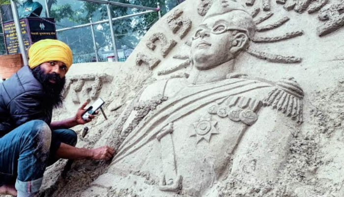 बलिया:पराक्रम दिवस के रूप में मनाई गई नेताजी की जयंती, बनाई गई रेत पर कलाकृति
