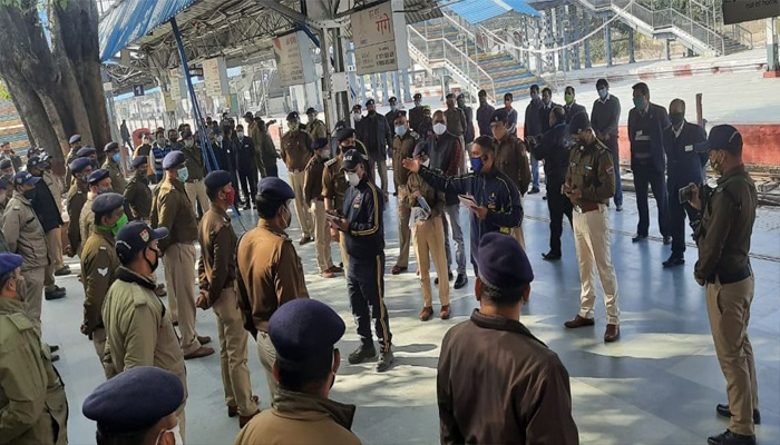स्टेशन पर आतंकी हमला: कुंभ मेले के पहले हुआ ये, पुलिस ने दिखाई बहादुरी
