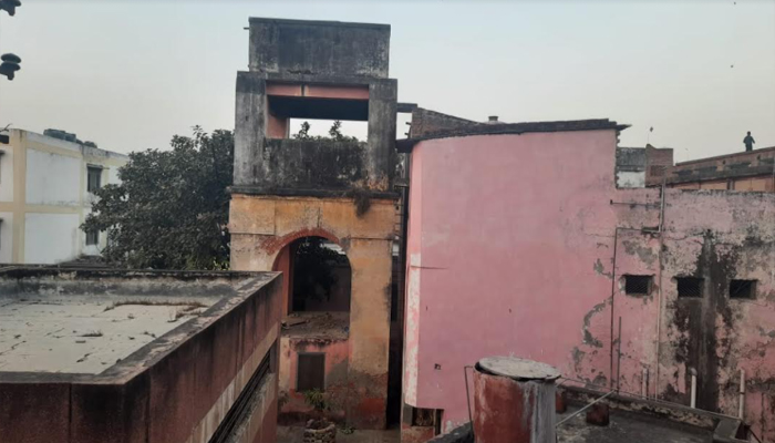 Varanasi में मौत की इमारतें सीना तान कर खड़ी, ऐसा है पीएम के संसदीय क्षेत्र का हाल