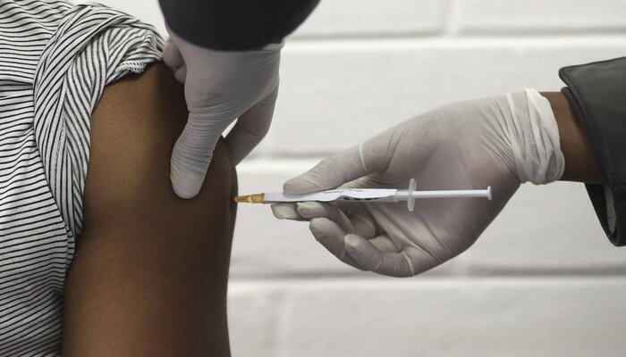 कोरोना वैक्सीनेशन: UP में 2.45 लाख स्वास्थ्य कर्मियों व फ्रंट लाइन वर्कर को लेगा टीका