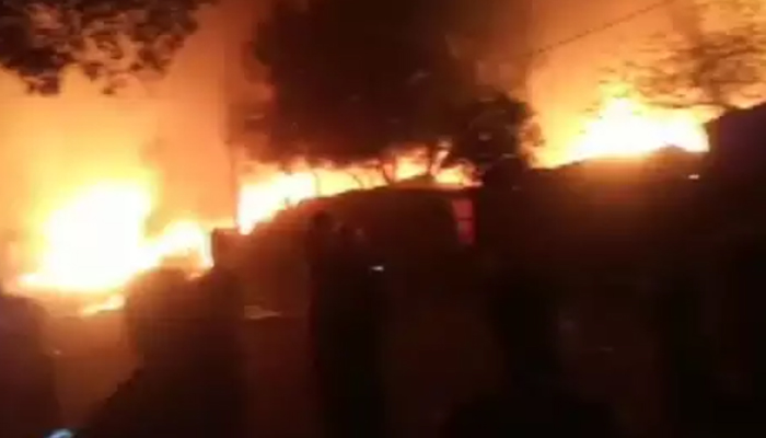 भयानक आग से दहली दिल्ली: धूं-धूं कर जलीं झुग्गियां और फैक्ट्री, मचा कोहराम