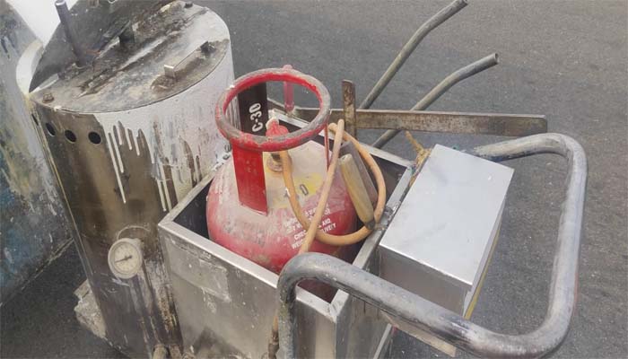 बस्ती में घरेलू गैस का दुरुपयोग, सड़क के कार्यों में किया जा रहा इस्तेमाल