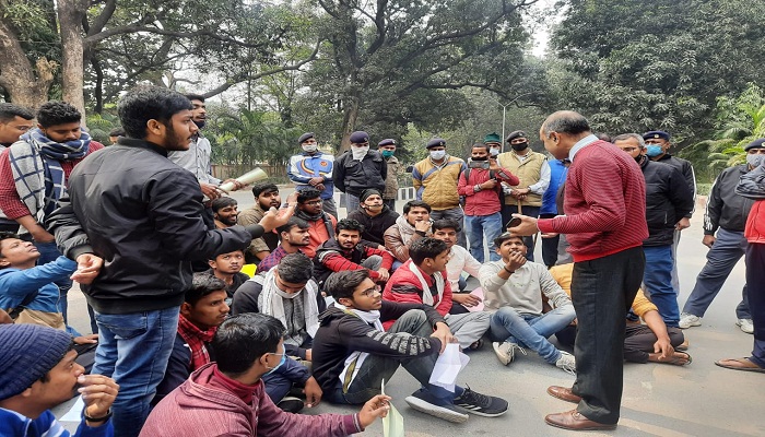 Varanasi News: आंदोलन की राह पर BHU के छात्र, हॉस्टल-लाइब्रेरी खोलने की मांग