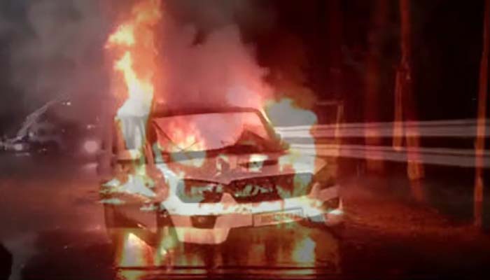 धू-धूकर जली स्कार्पियो: चलते-चलते लगी आग, जिंदा जला ड्राइवर, मौत