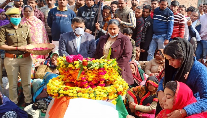 लद्दाख के जवान की अंतिम विदाईः रो रहा पूरा औरेया, शहीद पंचतत्व में विलीन