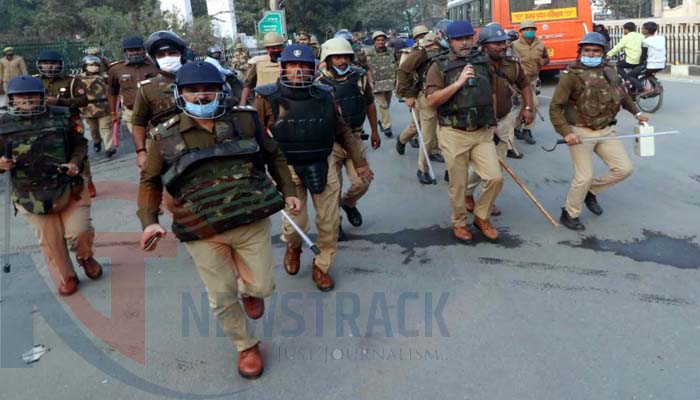 लखनऊ में ताबड़तोड़ पथराव: पुलिस पर दंगाइयों ने बोला हमला, फायरिंग में कई घायल
