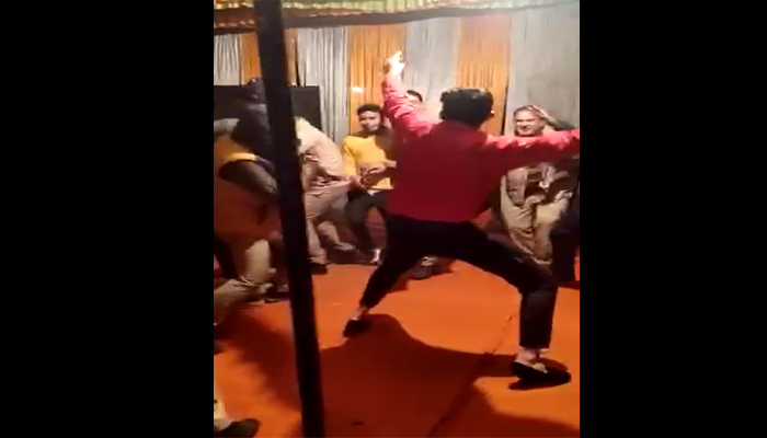 वर्दीवालों के ठुमकेः दरोगा की रिटायरमेंट पार्टी में पुलिसकर्मियों का डांस, वीडियो वायरल