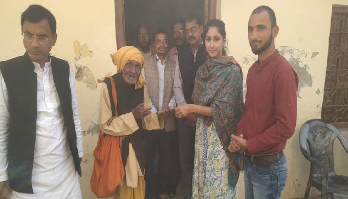 Raebareli Poor Elder Video Viral MLA Aditi Singh Gives 11 Thousand Rupees 