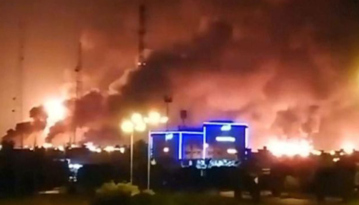 सऊदी अरब में बड़ा हमला! प्लेन में लगी भयानक आग, जान बचाने के लिए मची भगदड़