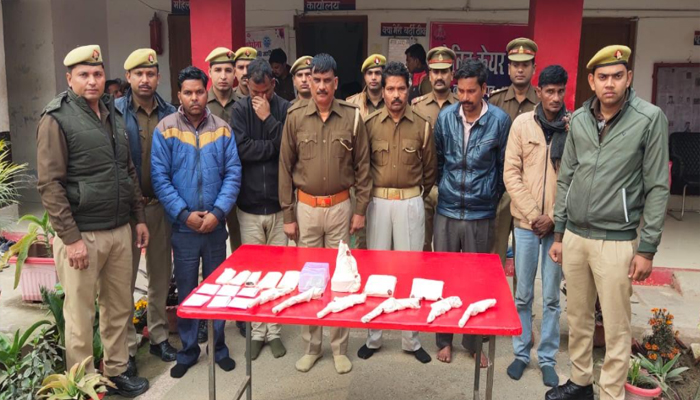 पुलिस-बदमाशों में मुठभेड़: गिरोह में निलम्बित सिपाही-होमगार्ड भी शामिल, हुए गिरफ्तार