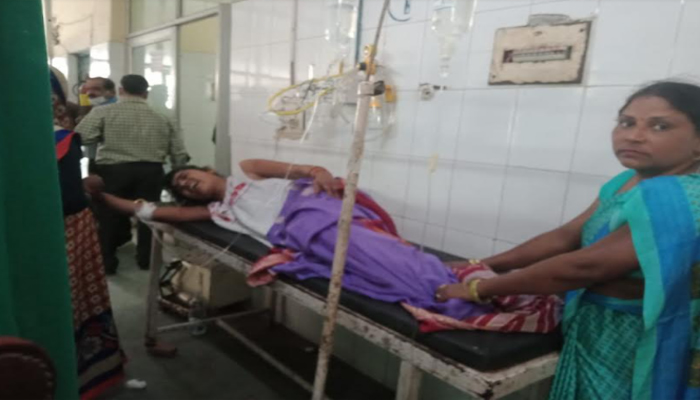 शाहजहांपुरः हाईटेंशन लाइन की चपेट में आने से बेटी की मौत, मां-बेटे झुलसे