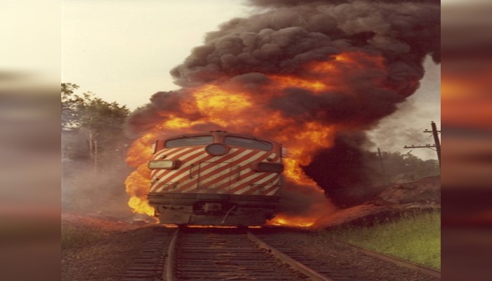 ट्रेन हादसे से रेलवे में हड़कंप: दो बार हुई दुर्घटना की शिकार, यात्रियों की ऐसी हालत